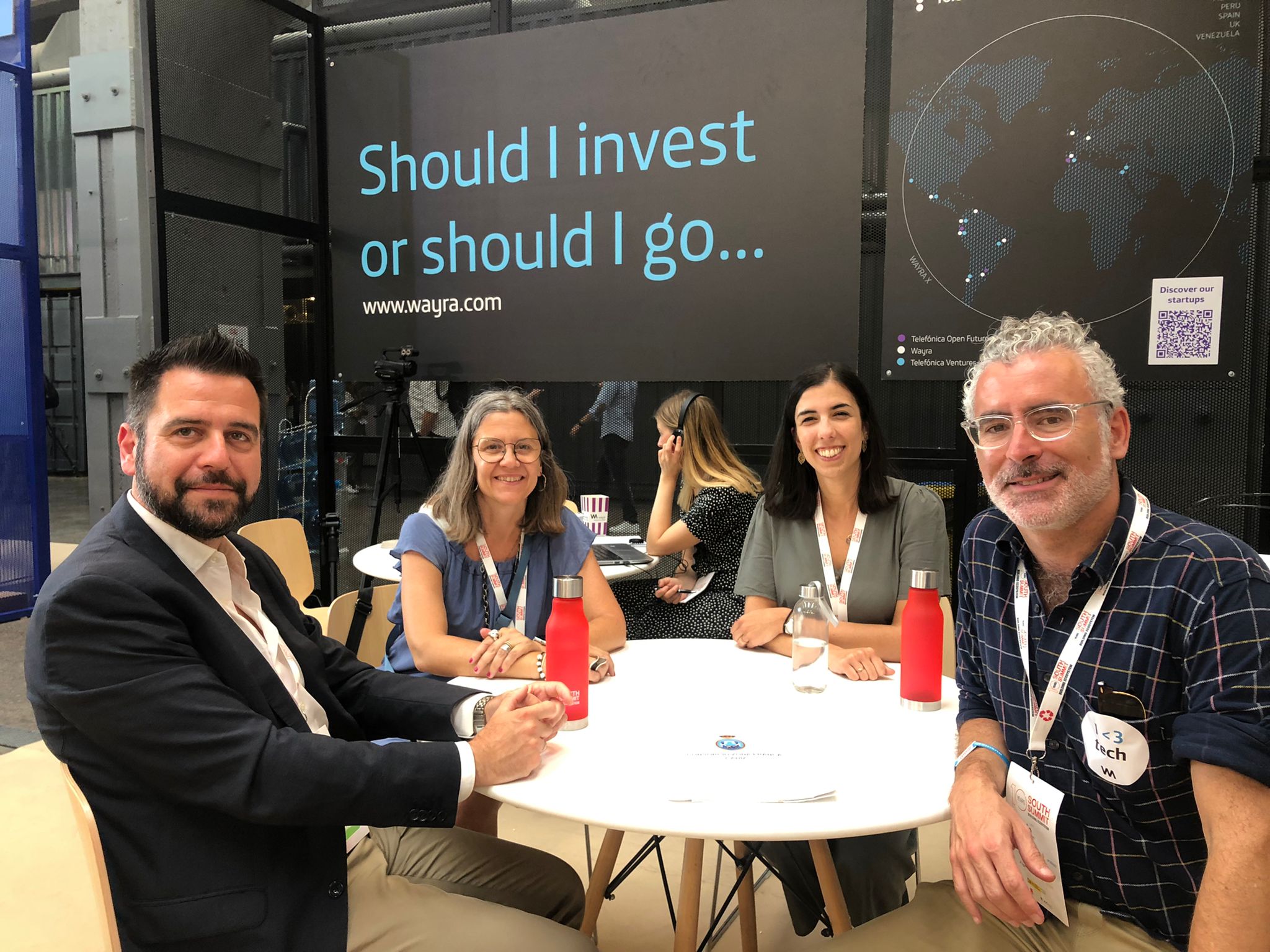Incubazul en el stand de Wayra
