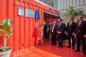 La vicepresidenta primera del Gobierno descubre la placa del nuevo edificio de Incubazul de Zona Franca