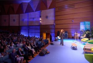 Elsa Punset en su ponencia en Blue Zone Forum 2025